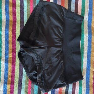 Lululemon Mesh Detailed- Yoga Nulu Waist High-Rise Lined Short 2.5" Size 6